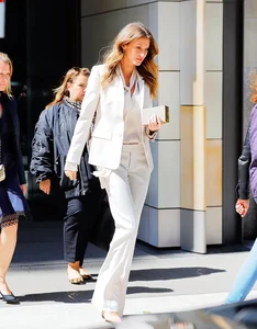 Timeless Fashion Secrets: 4 Hollywood Icons Over 40 Inspiring Modern Street Style - image 14