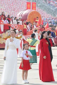 Mỹ Tâm Hội Ngộ Bé Gái 7 Tuổi Gây Sốt Tại A80: Khoảnh Khắc Đáng Yêu Khó Quên - image 0