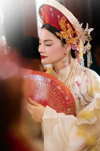 Vietnamese Star Huong Tram Dazzles Fans with Sparkly Stage Performance Outfit - image 4