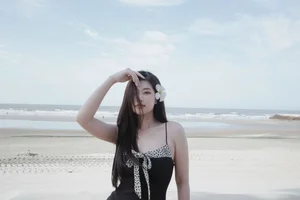 Vietnamese Star Huong Tram Dazzles Fans with Sparkly Stage Performance Outfit - image 3