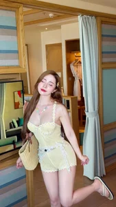 Vietnamese Star Huong Tram Dazzles Fans with Sparkly Stage Performance Outfit - image 7