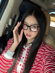 Vietnamese Star Huong Tram Dazzles Fans with Sparkly Stage Performance Outfit - image 1