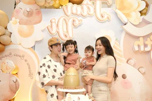 Vietnamese Star Huong Tram Dazzles Fans with Sparkly Stage Performance Outfit - image 5