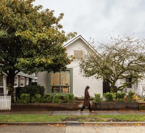 Innovative Seattle Home Design: Maximizing Space with a Sloped Roof and Mezzanine Loft - image 9