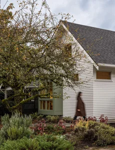 Innovative Seattle Home Design: Maximizing Space with a Sloped Roof and Mezzanine Loft - image 5