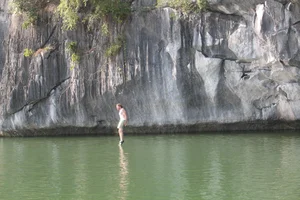 Adventure in Cat Ba: Western Tourists Embrace the Thrill of Deep Water Soloing - image 3