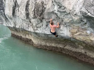 Adventure in Cat Ba: Western Tourists Embrace the Thrill of Deep Water Soloing - image 11