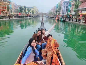 Vietnamese Celebrity Style and Life Updates: Winter Fashion and Heartwarming Family Moments - image 4