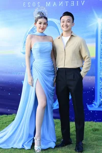 Le Au Ngan Anh Supported by Husband at Early Morning Pageant Judging - image 3