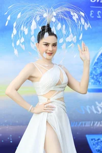 Le Au Ngan Anh Supported by Husband at Early Morning Pageant Judging - image 2