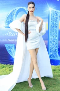 Le Au Ngan Anh Supported by Husband at Early Morning Pageant Judging - image 4