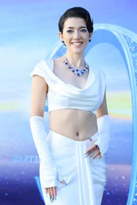 Le Au Ngan Anh Supported by Husband at Early Morning Pageant Judging - image 1