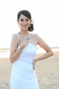Le Au Ngan Anh Supported by Husband at Early Morning Pageant Judging - image 5