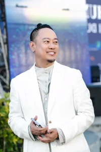 Le Au Ngan Anh Supported by Husband at Early Morning Pageant Judging - image 6