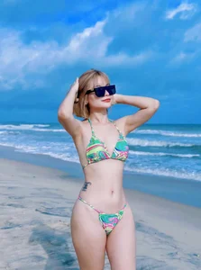 Mac Van Khoa's Wife Stuns in Bikini, Rivaling Beauty Queens - image 6