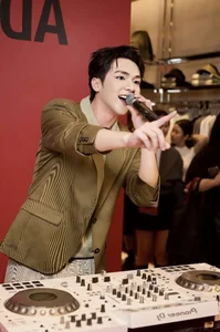 Vuong Binh Sparks Excitement at HUGO Event Launching 'Red Means GO' Campaign - image 8