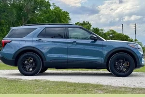 2026 Ford Explorer Debuts with 400-HP V6 Engine Starting at $48,965 - image 5