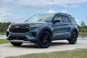 2026 Ford Explorer Debuts with 400-HP V6 Engine Starting at $48,965 - image 7