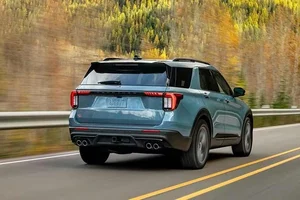 2026 Ford Explorer Debuts with 400-HP V6 Engine Starting at $48,965 - image 3