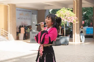Chuyen Su Pham High School Flashmob: A Vibrant and Colorful Dance Celebration - image 4