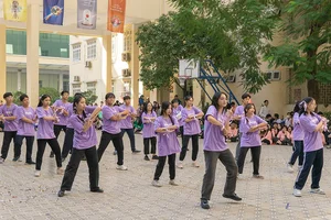 Chuyen Su Pham High School Flashmob: A Vibrant and Colorful Dance Celebration - image 2