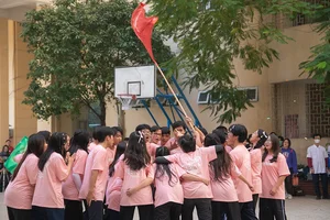 Chuyen Su Pham High School Flashmob: A Vibrant and Colorful Dance Celebration - image 3