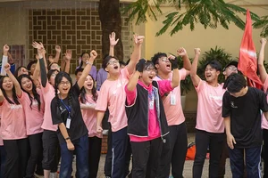 Chuyen Su Pham High School Flashmob: A Vibrant and Colorful Dance Celebration - image 5