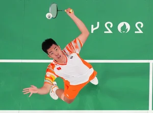Vietnamese Badminton Star Le Duc Phat's Memorable Salute at Paris Olympics - image 5