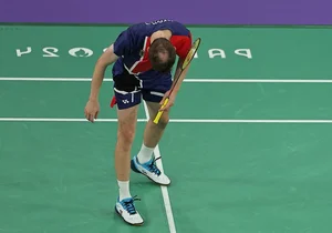 Vietnamese Badminton Star Le Duc Phat's Memorable Salute at Paris Olympics - image 3