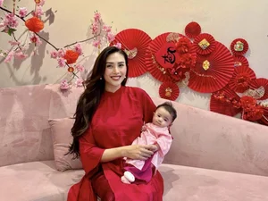 Vietnamese Celebrities Share Heartwarming Family Moments During Lunar New Year 2025 - image 11