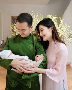 Vietnamese Celebrities Share Heartwarming Family Moments During Lunar New Year 2025 - image 3