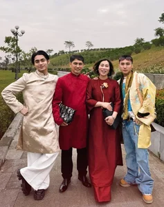 Vietnamese Celebrities Share Heartwarming Family Moments During Lunar New Year 2025 - image 6