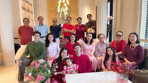 Vietnamese Celebrities Share Heartwarming Family Moments During Lunar New Year 2025 - image 5