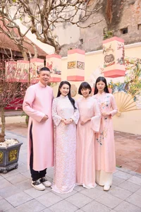 Vietnamese Celebrities Share Heartwarming Family Moments During Lunar New Year 2025 - image 1