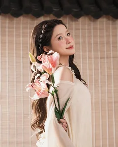 Rich Kid Chao Stuns Fans with Ethereal Beauty in New Tet Photoshoot - image 3