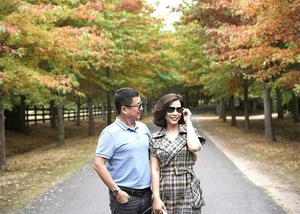 Artist Chi Trung Enjoys Happy Retirement with Beauty Queen Girlfriend - image 8
