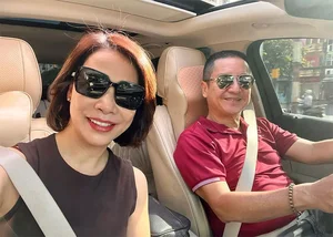 Artist Chi Trung Enjoys Happy Retirement with Beauty Queen Girlfriend - image 4