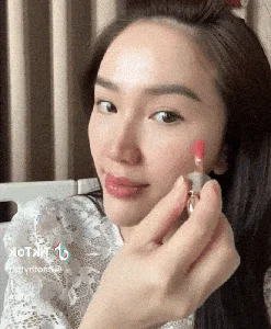 Bao Thy Amazes Fans with Flawless Real-Life Beauty in Livestream - image 2