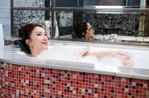 Bao Thy Amazes Fans with Flawless Real-Life Beauty in Livestream - image 4