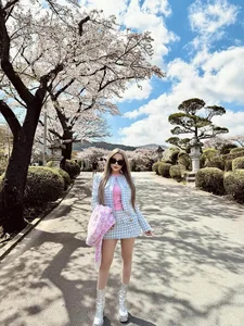 Vietnamese Stars in Japan: Huyen Baby and Diva Hong Nhung’s Travel Style - image 3
