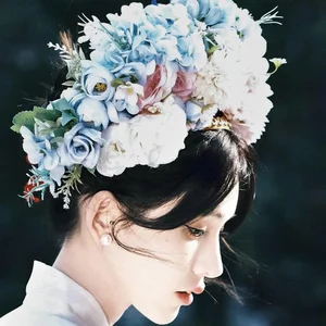 Hilarious and Unexpected Flower Hair Trend Takes Social Media by Storm - image 5