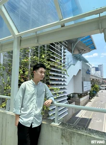 Hanoi Youth Brave the Heat for Photos at Nhon Metro - image 5