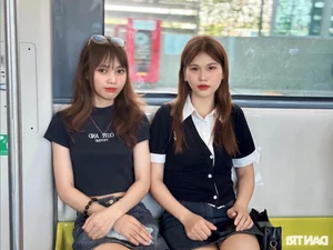 Hanoi Youth Brave the Heat for Photos at Nhon Metro - image 0