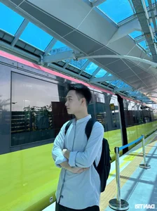 Hanoi Youth Brave the Heat for Photos at Nhon Metro - image 4