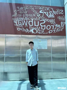 Hanoi Youth Brave the Heat for Photos at Nhon Metro - image 1