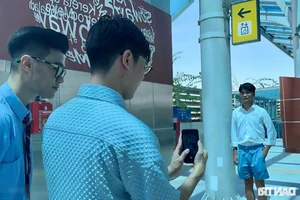 Hanoi Youth Brave the Heat for Photos at Nhon Metro - image 2