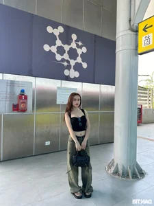 Hanoi Youth Brave the Heat for Photos at Nhon Metro - image 3