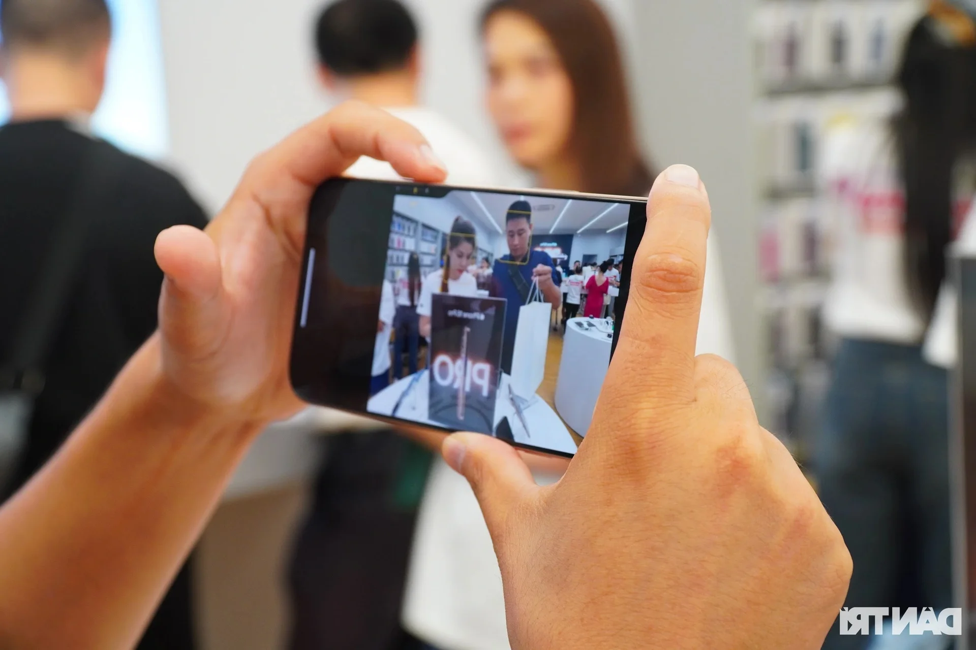 iPhone 16 Pro Features and Apple Intelligence Limitations in Vietnam Market