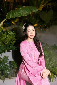Vietnamese Celebrities Shine in Elegant Ao Dai for Tet - image 1