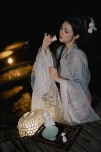 YiTuYu Art Language Vol.9919: Elegant Portraiture Featuring Model Xiao Qian - image 11